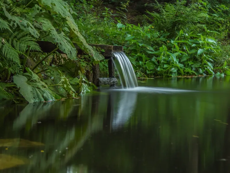Water discharging cleanly from an outflow pipe